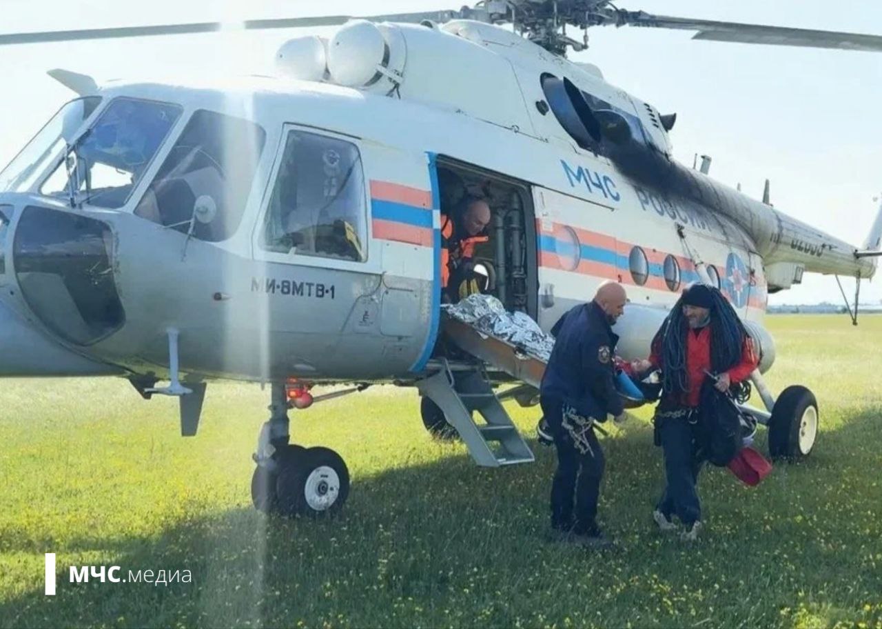 Сотрудники МЧС России спасли петербуржца, получившего травмы во время восхождения на Казбек В конце июня спасателям поступило сообщение о том, что 52-летний альпинист сорвался с крутого склона. На помощь мужчине выдвинулась пешая группа из десяти спасателей. ⏩Утром 19 июня было решено привлечь к спасработам воздушное судно — вертолет Ми-8 с тремя спасателями Северо-Осетинского ПСО на борту. ⏩Во время первого полета на высоте 4200 м над уровнем моря специалисты обнаружили место падения мужчины, но сложный горный рельеф не позволил забрать его на борт. Находящаяся в шаговой доступности альпинистская группа вынесла пострадавшего к тропе, где вертолет смог подсесть на одно колесо и забрать его. Позже жителя Петербурга передали врачам скорой помощи. Ещё больше историй спасения читайте в газете "Спасатель МЧС России"! #ИсторияСпасения МЧС.Медиа МЧС.Медиа МЧС.Медиа