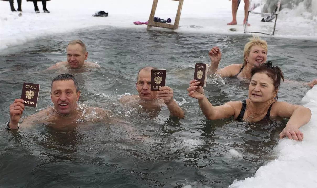 Число россиян доверяющих окружающим снизилось до 49 за последние пять лет ВЦИОМ Готовность доверять другим как обобщенной группе за пять лет снизилась и чем моложе человек тем менее он склонен к такому доверию Данные демонстрируют некоторое снижение уровня межличностного доверия в стране Против доверия работают сегодня такие факторы как растущая геополитическая напряженность риск стать жертвой ударов врага и террористов экономическая нестабильность активизация киберпреступности и телефонного мошенничества усиление напряжения в межнациональных отношениях считает гендиректор ВЦИОМ Федоров Гуд Афтенун Новости