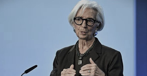 Financial Times про главу ЕЦБ  Председатель ЕЦБ Кристин Лагард намерена покинуть свой пост до завершения своего 8 летнего срока который истекает в октябре 2027 г  Именно Лагард стабилизировала экономику Еврозоны после серии кризисов пандемия COVID 19 конфликт России и Украины торговые конфликты с США и инфляционный всплеск до 11  Основными кандидатами на пост главы ЕЦБ считаются бывший глава ЦБ Испании Пабло Эрнандес де Кос и глава ЦБ Нидерландов Клаас Кнот ft com ЕЦБ заявляет что решение еще не принято