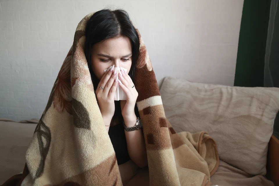 Заболеваемость гриппом и ОРВИ упала на 60 в Ленобласти и Петербурге Сообщил об этом глава областного комитета по здравоохранению Александр Жарков Несмотря на улучшение профилактические меры отменять пока не планируют Аналогичная динамика наблюдается и в Петербурге По словам Ирины Катаевой из управления Роспотребнадзора снижение статистики в праздники может быть связано не только с реальным спадом заболеваемости но и с тем что люди реже обращаются за помощью Олег Укладов Читай нас в MAX Читай нас в Telegram