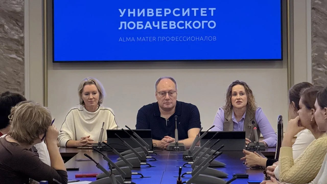 Нижегородских гинекологов научат правильно общаться с женщинами в ситуации репродуктивного выбора В рамках регионального проекта Скорая демографическая помощь нижегородские акушеры гинекологи освоят актуальные методики консультирования беременных которые задумываются об абортах 36 й часовой образовательный курс разработали эксперты ННГУ Приволжского медуниверситета и АНО Институт демографического развития Первыми такое обучение пройдут медики родильных домов 1 и 4 женских консультаций городских больниц 21 33 и 29 а также Нижегородского областного центра охраны здоровья семьи и репродукции