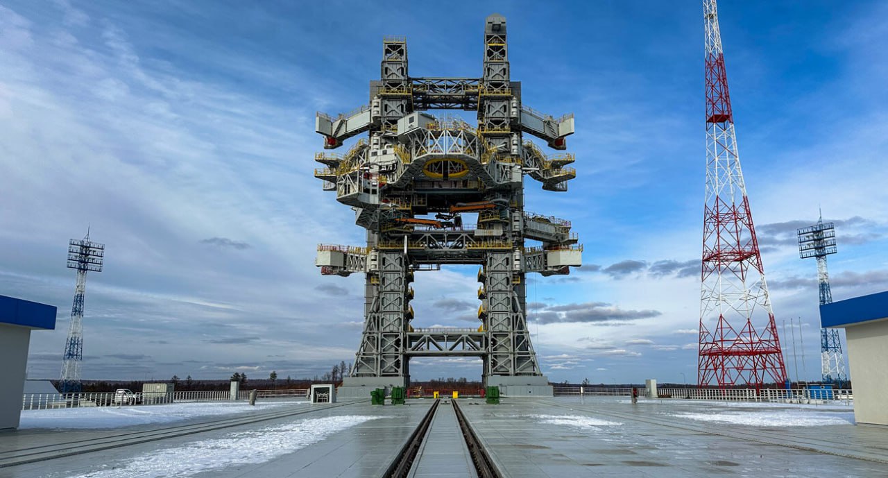 На Восточном введён в эксплуатацию стартовый стол для ракет Ангара Кроме стартового стола в эксплуатацию сданы ещё 37 объектов Стартовый комплекс площадью Ангара с более 45 тыс м² один из самых современных в мире Его общая готовность достигла 70