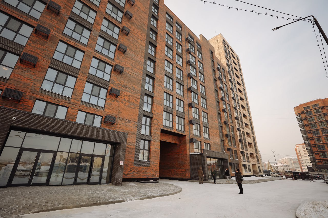 В Амурской области начали заселять первый арендный дом построенный по госпрограмме Ключи от квартир выданы в Благовещенском округе В Амурской области стартовало заселение первого в регионе арендного дома построенного в рамках программы Доступное арендное жилье в Дальневосточном федеральном округе и Арктической зоне РФ В селе Чигири Благовещенского округа ключи от новых современных квартир получают работники социальной сферы образования здравоохранения науки культуры и спорта Всего 92 семьи Программа позволяет решить две задачи предоставить людям в аренду комфортное жилье по льготной ставке и создать веские основания для закрепления в регионе квалифицированных кадров Наша цель до 2027 года ввести в области 2470 таких арендных квартир Помимо Чигирей дома появятся в Благовещенске Белогорске и Октябрьском округе написал в своем Telegram канале губернатор Амурской области Василий Орлов Программа на которую федеральным правительством выделено 87 миллиардов рублей уже показывает общероссийский масштаб банк ДОМ РФ профинансировал строительство около 11 7 тысяч квартир на Дальнем Востоке и в Арктике Фото t me OrlovAmur ТЕЛЕПОРТ РФ здесь все об Амурской области  Мы в МАХ  Написать нам