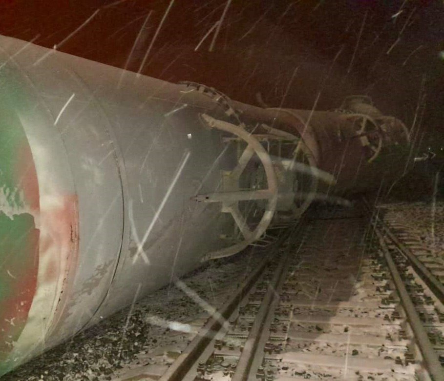 Оренбург Медиа Прокуратура выясняет обстоятельства схода с рельсов цистерн в Оренбургской области Оренбургская транспортная прокуратура проводит проверку по факту железнодорожного инцидента в районе станции Тюльпан Как ранее писал Оренбург Медиа на примыкающем к станции Тюльпан Южно Уральской железной дороги тупиковом пути сошли с рельсов три вагона цистерны с пропан бутаном Две цистерны опрокинулись Задержек в движении подвижного состава на станции и опасных последствий не последовало Причины и обстоятельства события устанавливаются прокомментировали в транспортной прокуратуре На месте ведутся восстановительные работы Прокуратура устанавливает были ли нарушены требования безопасности при эксплуатации железнодорожного транспорта Оренбург подробнее на канале Оренбург Медиа