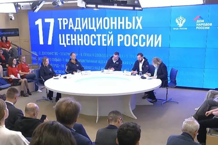В пресс-центре «Россия Сегодня» в ходе прямой трансляции мероприятия «17 традиционных ценностей России» глава ФАДН Баринов призвал помнить подвиги предков и укреплять взаимовыручку. «Цифры потерь в войнах страшны, но трагедия становится особенно ощутимой, когда осознаешь, что она коснулась каждой семьи. Мой отец так и не увидел своего отца, погибшего на войне. И так в каждой семье», — сказал Баринов, подчеркнув, что несмотря на тяжелые испытания, народ России всегда проявлял единство и поддержку друг другу. В качестве примеров исторической взаимовыручки, глава ФАДН рассказал о кузнеце из Ташкента Шахмете Шамаху и его жене Бахри Ахмедовой, которые в годы Великой Отечественной войны взяли на воспитание 15 детей разных национальностей. Он также упомянул Рафи Абдул Джаббара, выходца из Афганистана, который добровольцем отправился защищать жителей Донбасса. Телеграм-канал «Тезис»