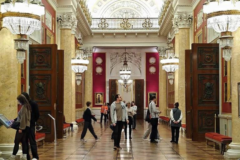 Петербуржцы смогут бесплатно посетить Эрмитаж 7 декабря 7 декабря праздник приуроченный ко Дню покровительницы Эрмитажа Святой Екатерины В честь этого вход в Главный штаб Реставрационно хранительский центр Старая деревня Дворец Меншикова Музей императорского фарфорового завода и Зимний дворец Петра I сделают бесплатным Бесплатные билеты выложили на официальном сайте музея 5 декабря в 10 00 Дополнительные билеты появятся там же сегодня в 16 00 и завтра 6 декабря в 10 00 Алексей Булатов Читай нас в MAX Подпишись на Комсомольскую правду СПб