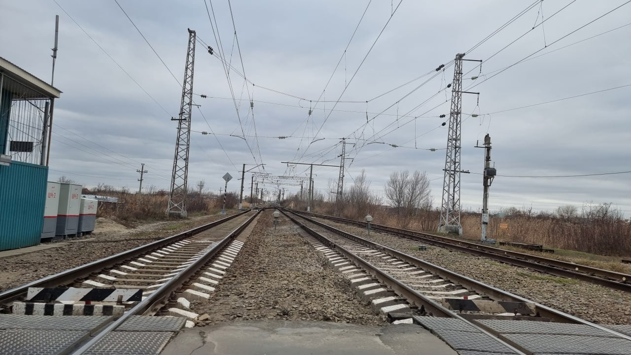 В Ростове мужчина лишился жизни под колесами товарного поезда  Ростовское управление МВД на транспорте получило информацию о трагическом инциденте, произошедшем на железнодорожном перегоне «Зоологический сад — Ростов Товарный». Мужчина, нарушивший правила безопасности на путях, был сбит пассажирским поездом и скончался на месте.  По предварительным данным, причиной трагедии стало несанкционированное пересечение путей, что нарушает установленные нормы безопасности. Погибшим оказался 49-летний житель Ростова-на-Дону. В настоящее время транспортные полицейские занимаются выяснением всех обстоятельств произошедшего.   -Rostov.ru