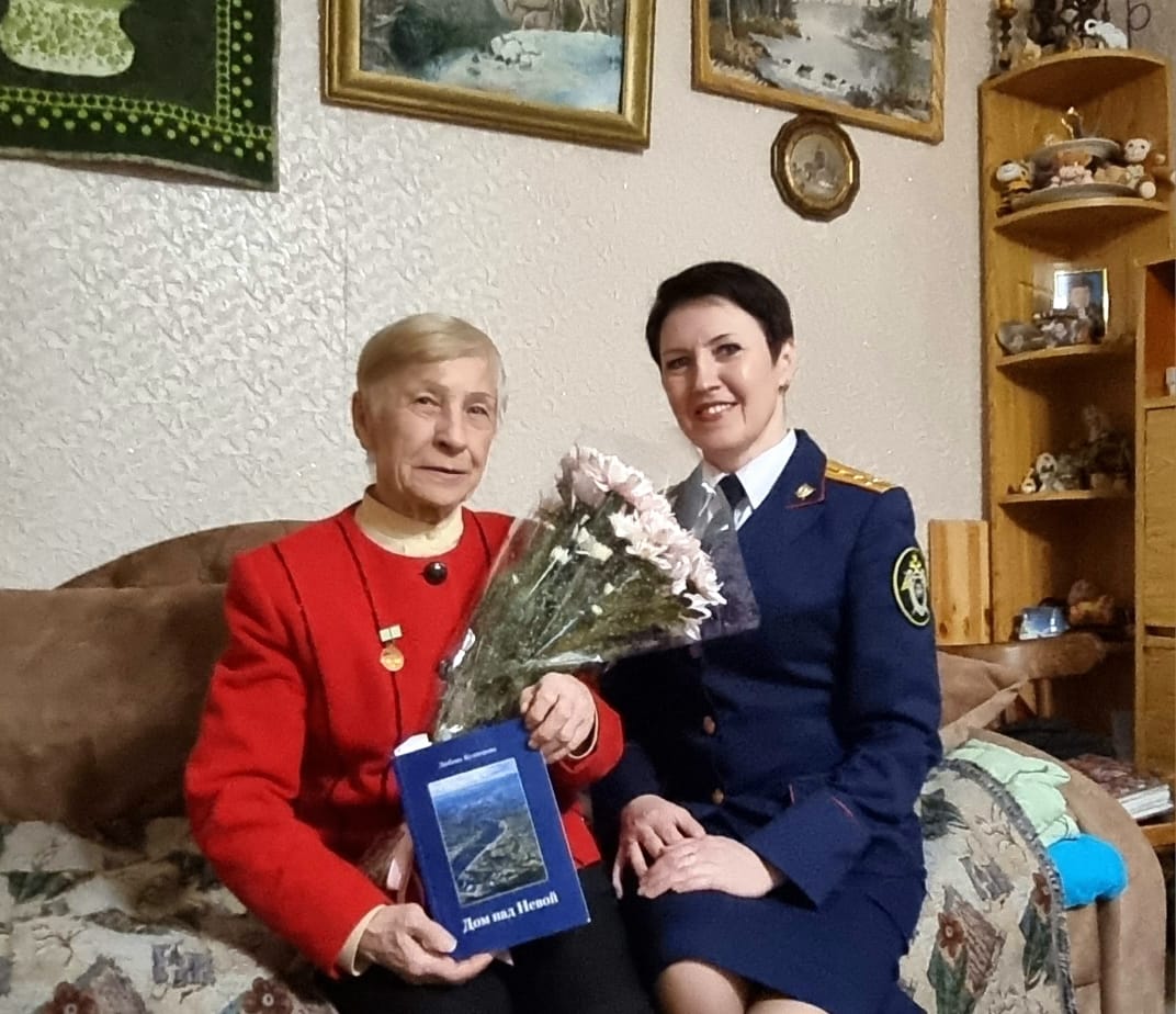 Сотрудники следственного управления по Новосибирской области поздравили жительницу блокадного Ленинграда с днем мудрости добра и уважения В следственном управлении СК РФ по Новосибирской области очень внимательно относятся к людям старшего поколения которые в силу преклонного возраста нуждаются в нашей заботе и внимании В Международный день пожилых людей офицеры ведомства не остались в стороне Этот день не напоминание старшему поколению о возрасте а день особого отношения к пожилым людям в который хочется еще больше уделить им внимания и окружить нашим теплом В этот день сотрудники ведомства поздравили с праздником жительницу блокадного Ленинграда Пашникову Валентину Васильевну Валентина Васильевна жительница блокадного Ленинграда родилась 4 июля 1937 года Ей было четыре года когда началась Великая Отечественная война Жила она в ленинградской квартире с мамой и старшей сестрой В 1942 году мамы Валентины не стало и девочку эвакуировали в детский интернат в Ярославскую область В родной Ленинград она смогла вернуться только в 1945 году и воссоединиться с сестрой Встреча с Валентиной Васильевной прошла в теплой атмосфере Гостеприимная хозяйка радушно приняла гостей улыбкой и сердечным словом Ее жизнь была наполнена трудностями и испытаниями но Валентина Васильевна сумела преодолеть тяжелые обстоятельства закончила техникум и посвятила себя любимой профессии инженера отработав более 20 лет на опытном механическом заводе треста Востокбурвод Более шести десятилетий Новосибирск является родным домом для женщины Встреча завершилась теплыми словами благодарности от самой Валентины Васильевны подчеркнувшей значимость внимания и заботы сотрудников следственных органов