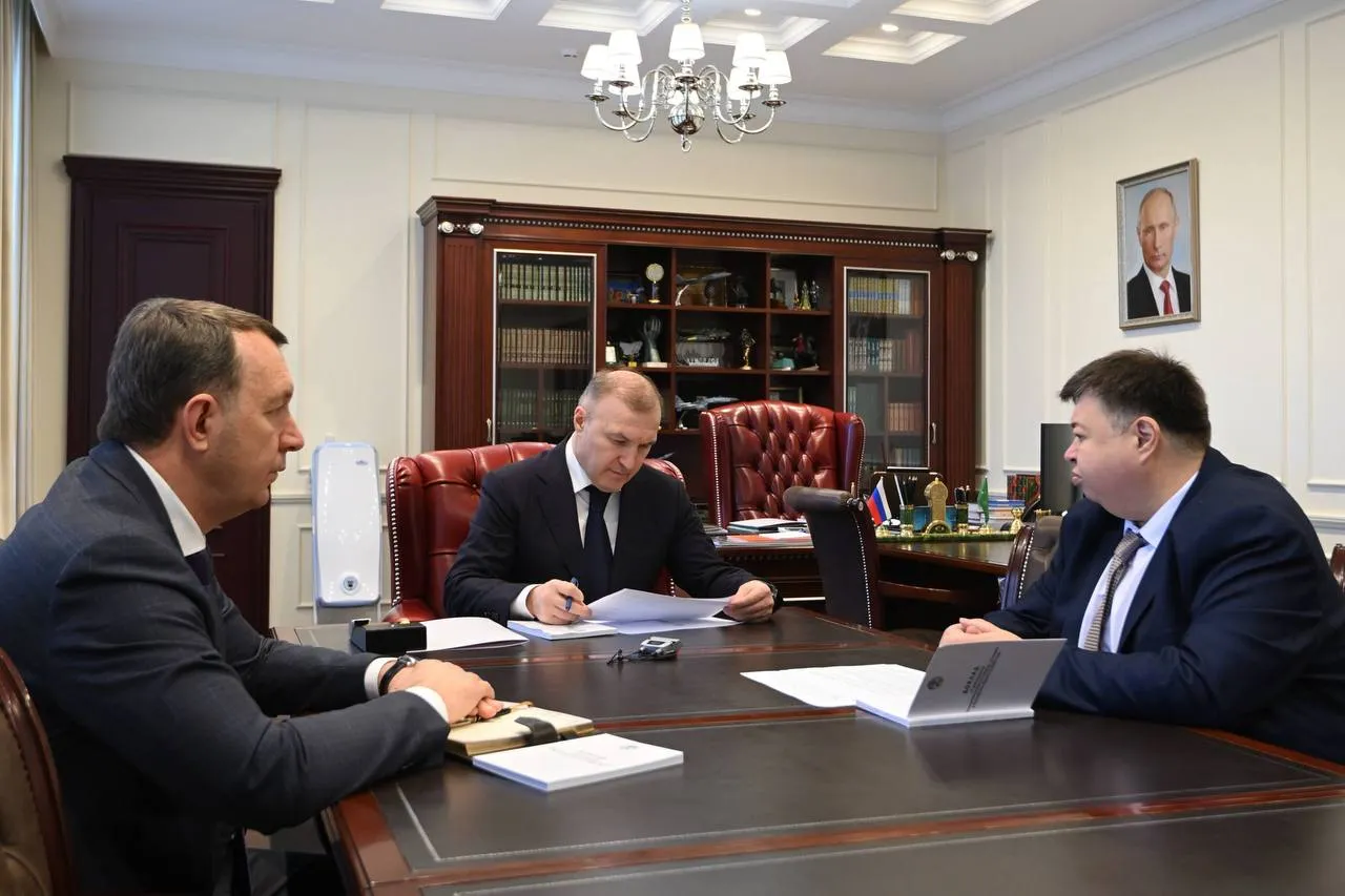 Количество обращений в институт уполномоченного по правам человека в Адыгее увеличилось почти в два раза Глава Адыгеи Мурат Кумпилов обсудил с региональным омбудсменом Михаилом Шебанцом итоги работы института уполномоченного по правам человека в регионе в 2025 году По итогам деятельности госоргана была оказана помощь 775 обратившимся что почти в два раза большем чем в 2024 м Как отметил глава региона в 2025 м по результатам отработки обращений восстановлены права 70 заявителей В текущем году одним из приоритетов остается помощь участникам специальной военной операции и членам их семей от них поступило свыше 540 заявлений Поставил перед уполномоченным ряд задач касающихся взаимодействия с филиалом фонда Защитники Отечества правоохранительными и силовыми ведомствами в части поддержки этой категории граждан добавил глава Адыгеи Алексей Гусев Подписаться на MAX