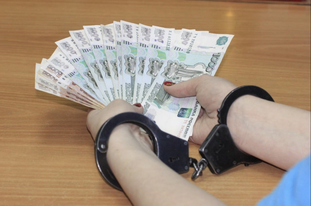 Преподаватель вуза попала под суд за получение взяток в Хабаровске 38-летняя преподаватель одного из университетов Хабаровска получила от трех студентов 180 тысяч рублей в качестве взяток за написание обязательной части дипломов, а также допуск студентов к защите и положительные отзывы. Суд назначил женщине наказание в виде 4,5 лет лишения свободы с отсрочкой отбывания наказания до достижения ее малолетним ребенком 14-летнего возраста. Также ее лишили права заниматься преподавательской деятельностью на 4 года 6 месяцев. Соразмерная взяткам сумма была конфискована в доход государства. Приговор в законную силу не вступил. Будь в курсе событий.