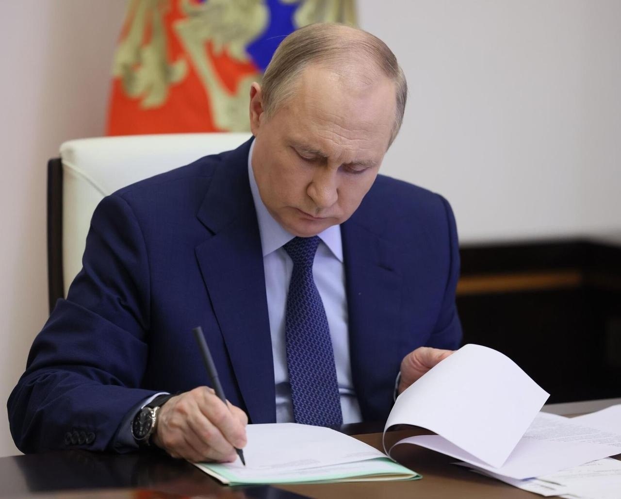 Новые законы декабря повлияют на повседневную жизнь новосибирцев Индексация пенсий В декабре новосибирцы которым исполнилось 80 лет в ноябре получат повышенную фиксированную часть страховой пенсии Сумма удвоится автоматически с 8907 70 рублей до 17 815 40 рублей Точно такое же увеличение получат и те кому недавно установили первую группу инвалидности Маркировка строительных материалов В России продолжается введение обязательной цифровой маркировки строительных материалов С 1 декабря она должна будет появиться на герметиках шпатлевке замазках мастиках пастах и монтажных пенах Товары отслеживаются с помощью системы Честный знак Продажа немаркированных товарных остатков разрешена до окончания срока годности поставка до 1 мая 2026 года С 1 декабря 2026 года обязательной станет передача в систему маркировки сведений о розничной реализации всех отдельных видов строительных материалов Утильсбор пересчитают по новым правилам С 1 декабря на территории России начинают действовать обновлённые правила расчёта утилизационного сбора Теперь коэффициент на который умножают базовую ставку для легковых автомобилей 20 тысяч рублей зависит не только от объёма двигателя и возраста транспортного средства но и от мощности его двигателя Таким образом чем мощнее автомобиль тем выше будет утилизационный сбор Для машины мощностью до 160 лошадиных сил которые используются для личного пользования льготные коэффициенты сохранятся Сумма сбора для новых машин составит 3 4 тысячи рублей для автомобилей старше трех лет 5 2 тысячи рублей Более мощные авто облагаются платежами уже по коммерческим ставкам от 1 до 1 5 млн рублей и выше Биометрия для иностранцев С 1 декабря 2025 года начинается третий этап эксперимента по сдаче иностранцами и лицами без гражданства биометрии при въезде в Россию Он продлится до 30 июня 2026 года Теперь иностранные граждане смогут сдать биометрию на любом пункте пропуска через госграницу где для этого есть техническая возможность Эксперимент начался с 1 декабря 2024 года На первом этапе иностранцы из безвизовых стран например Армении Казахстана Узбекистана Азербайджана Таджикистана фото и отпечатки пальцев могли сдать только в пунктах пропуска в московских аэропортах Внуково Домодедово Шереметьево и Жуковский а также на автомобильном пункте пропуска Маштаково в Оренбургской области На втором этапе с 30 июня 2025 года для сдачи биометрических данных и получения QR кода стал доступен портал Госуслуги Кроме того с этого периода иностранцы обязаны заполнять заявление не позднее чем за 72 часа до въезда в котором указывать дату въезда в страну а также сроки и цели визита Стоит отметить что эксперимент не распространяется на граждан Белоруссии детей в возрасте до шести лет сотрудников диппредставительств и консульских учреждений других стран в РФ работников различных международных организаций аккредитованных в РФ а также членов их семей Продление водительских прав 31 декабря 2025 года истекает срок автоматического продления действия водительских удостоверений С 2026 года продлевать водительские права нужно по стандартной схеме с прохождением медицинской комиссии и получением медицинской справки При этом действие водительских удостоверений которые прекращают действовать в период с 1 января 2022 года по 31 декабря 2025 года продляется на три года Водителям с просроченными правами грозит штраф до 15 тысяч рублей и отстранение от управления транспортным средством до момента восстановления прав Infopro54 Подписаться на канал