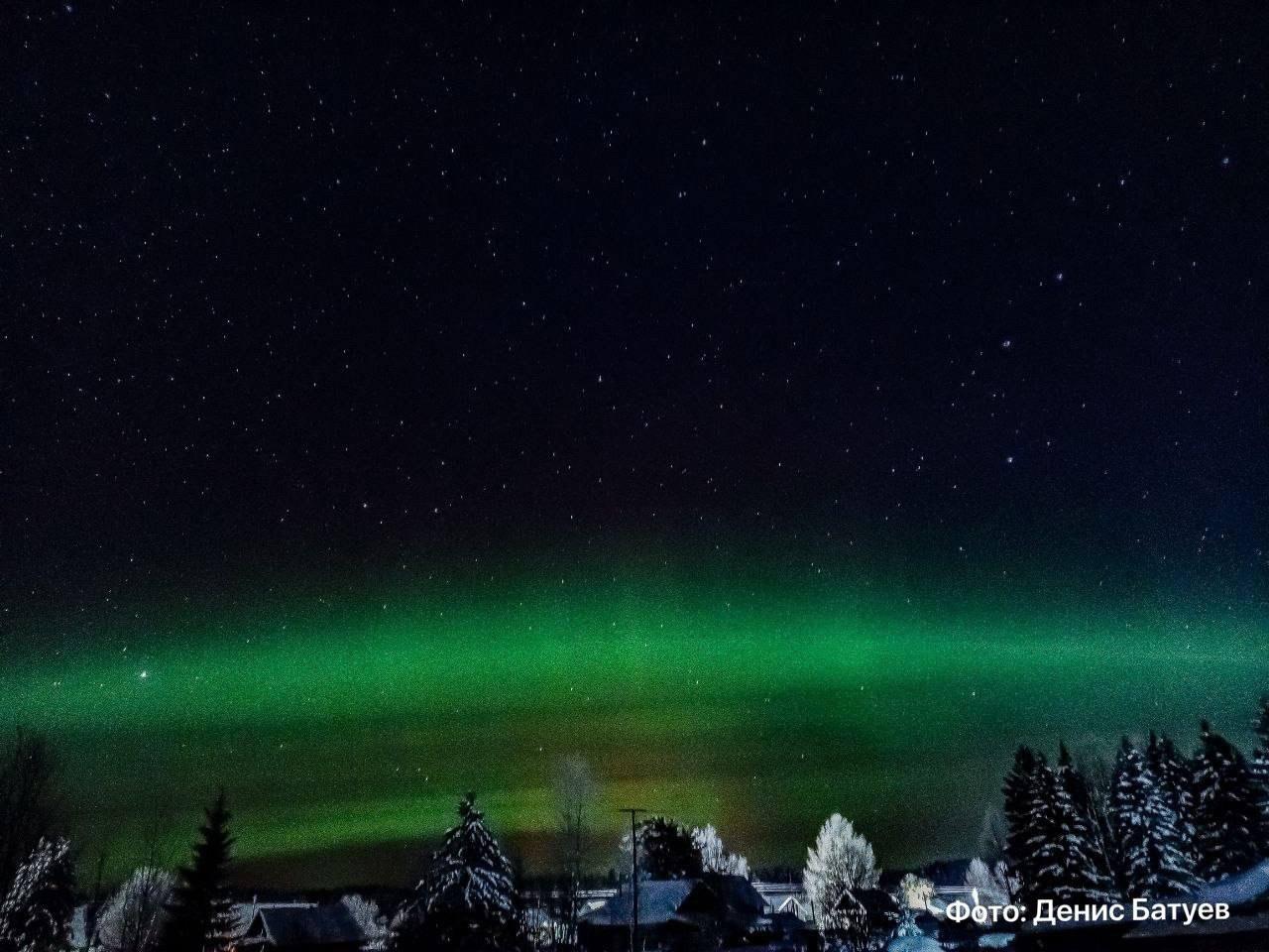 Жители Пермского края в ночь с 20 на 21 января смогут увидеть исключительно сильное полярное сияние из за мощной вспышки на Солнце класса X1 95 Выброшенное облако плазмы движется к Земле со скоростью 2 000 км в секунду и вызовет магнитную бурь уровня G3 G4 что опустит границу видимости явления до 50 й параллели Пермь находящаяся на 58 м градусе северной широты окажется в зоне наилучшего наблюдения Фото Денис Батуев Подпишитесь на нас в ТГ MAX ВК Прислать материал