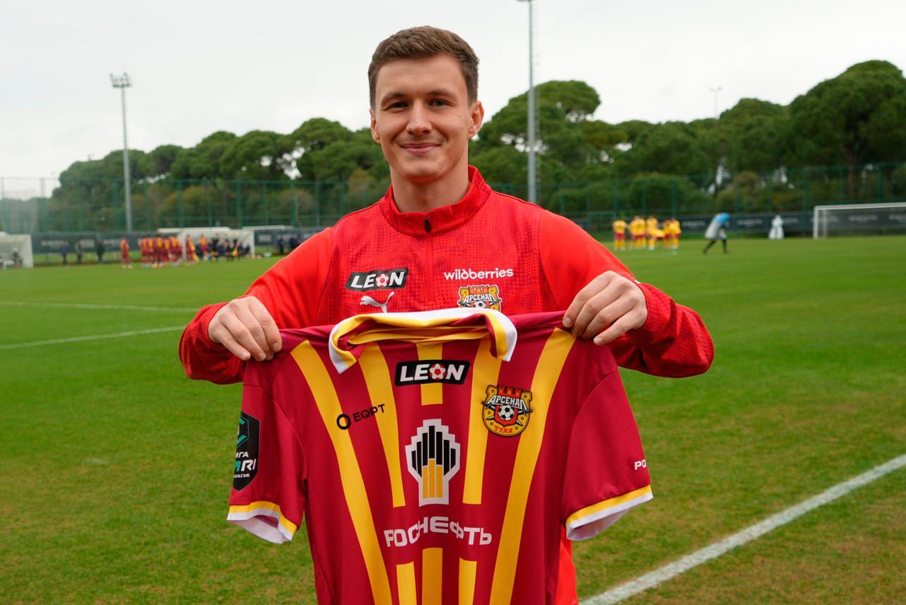 Официально Иван Игнатьев новый нападающий тульского Арсенала 27 летний форвард права на которого принадлежат Оренбургу будет выступать в Туле на правах аренды до конца текущего сезона