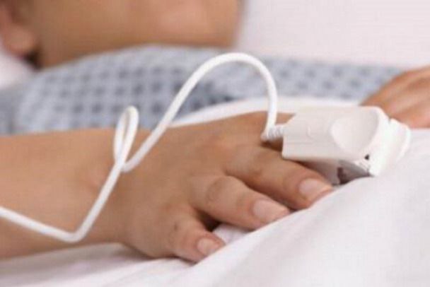 В Рыбнице 5-летняя девочка случайно выпила воду с хлоркой.  Стакан с раствором стоял на кухне, девочка перепутала его с простой водой и выпила. Мама отвезла её в больницу.  В этот же день в рыбницкую больницу привезли 10-месячного мальчика с подозрением на отравление: на пол упали таблетки, мальчик был рядом и мог проглотить.  Дети уже дома, их здоровью ничего не угрожает.
