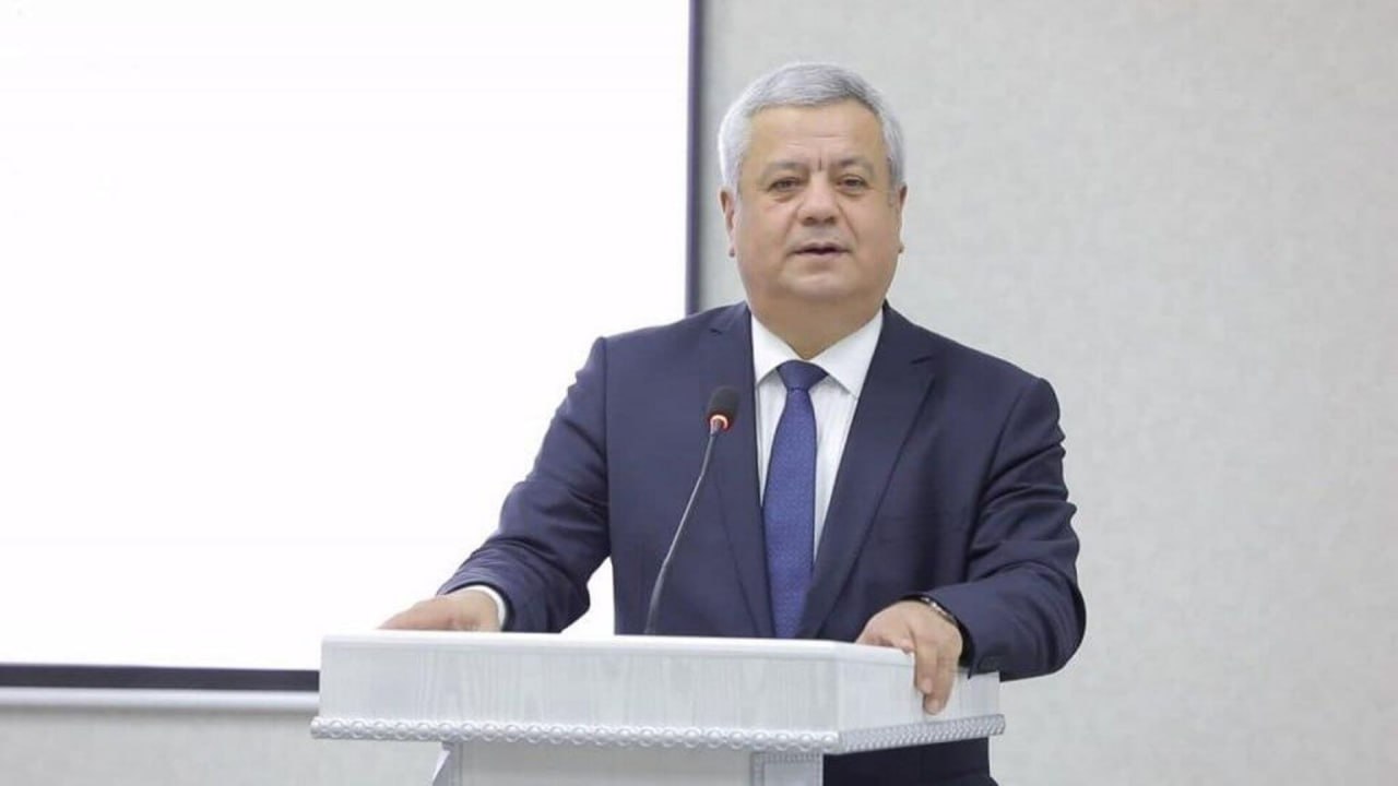 Узбекистан уделяет большое внимание преподаванию русского языка Исполнительный директор узбекского филиала Российского государственного педагогического университета им Герцена Улугбек Ташкенбаев на снимке рассказал о новых программах поддержки преподавания русского языка в Узбекистане Президент Узбекистана Шавкат Мирзиёев уделяет особое внимание реформированию системы образования Перед нами стоит важная задача подготовка переподготовка и повышение квалификации педагогических кадров Сегодня в Узбекистане действует свыше 10 тысяч школ около одной тысячи из них ведут обучение на русском языке Каждому такому образовательному учреждению необходимы квалифицированные педагоги русисты В этой связи на базе филиала РГПУ им Герцена в Ташкенте открывается координационный учебно методический центр русского языка который станет значимой площадкой для подготовки кадров и методической поддержки учителей
