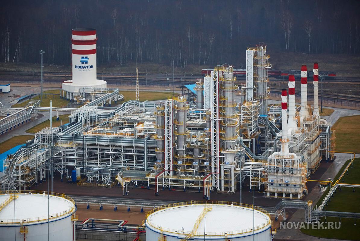 "Новатэк" подрос к лету газом "Новатэк" в январе-июне 2025 года нарастил добычу газа на 1,9% – до 42,53 млрд куб. м, этот же показатель по углеводородам вырос на 1,8% по сравнению с аналогичным периодом прошлого года, достигнув 336,7 млн баррелей нефтяного эквивалента, свидетельствуют операционные данные компании. Добыча жидких углеводородов в первом полугодии выросла на 1,4% – до 6,92 млн тонн. Во втором квартале 2025 года добыча углеводородов составила 167,6 млн баррелей нефтяного эквивалента +2,6% год к году , по газу достигла 21,18 млрд куб. м +2,8% , по газовому конденсату и нефти – 3,44 млн тонн +1,2% . "Общий объем реализации природного газа, включая СПГ, во втором квартале и первом полугодии 2025 года составил 18,0 и 39,5 млрд куб. м соответственно, что на 1,1% и 0,5% выше аналогичных показателей за второй квартал и первое полугодие 2024 года", – сообщили в компании. Увеличились и продажи жидких углеводородов: во втором квартале на 18,7% до 4,7 млн тонн , в первом полугодии — на 11,8% до 9,2 млн тонн .