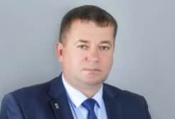 По делу о превышении должностных полномочий задержан глава Пролетарского района Ростовской области Валерий Горнич В Ростовской области следователи возбудили уголовное дело в отношении главы администрации Пролетарского района Ростовской области Валерия Горнича и директора МКУ Отдел по делам ГО и ЧС района Елены Срединской В зависимости от роли и степени участия они подозреваются в подстрекательстве к превышению должностных полномочий и непосредственно в превышении должностных полномочий По версии следствия Валерий Горнич дал подчиненному ему директору районного отдела по делам ГО и ЧС указания о заключении договоров на выполнение ремонтно отделочных работ с одним из знакомых ему предпринимателей Схема шла в обход контрактной процедуре установленной законом Впоследствии он достоверно зная что подрядчиком работы выполнены ненадлежащим образом вновь дал указание директору муниципального учреждения подписать акты выполненных работ без их фактической приемки и проверки качества Это позволило предпринимателю получить из местного бюджета денежные средства на общую сумму свыше 2 5 млн рублей рассказали в ростовском следкоме В настоящее время следствие устанавливает все обстоятельства совершенных преступлений В отношении главы Пролетарского района области избрана мера пресечения в виде заключения под стражу до 27 марта текущего года Подпишись на 1Rnd в МАХ Написать в редакцию