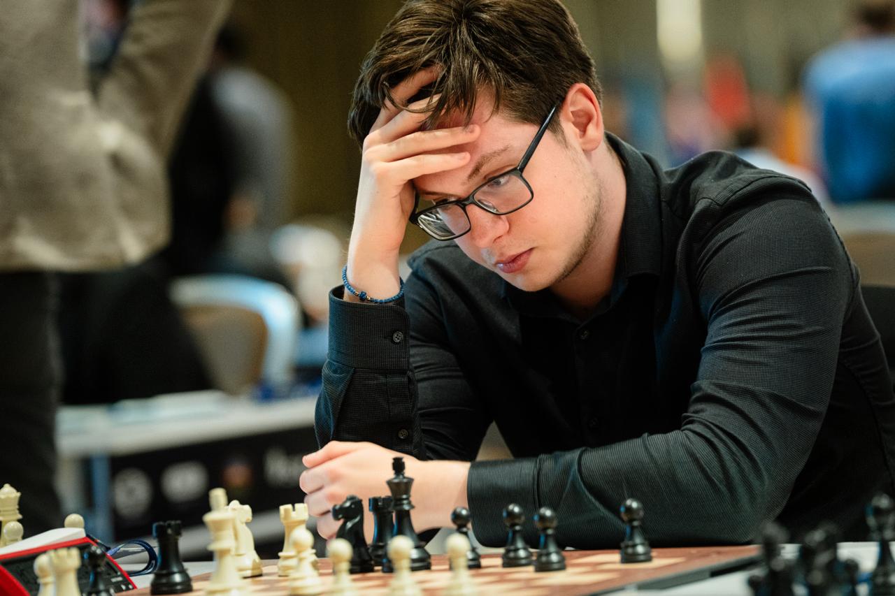 FIDE лишила Кирилла Шевченко звания гроссмейстера Шахматист представляющий Румынию был пойман на читерстве в октябре 2024 года после чего FIDE дисквалифицировала его на 2 года Однако после продолжения расследования Комиссии по этике и дисциплине было принято решение лишить Шевченко звания гроссмейстера и оставить дисквалификацию в силе FIDE с максимальной серьезностью относится к случаям мошенничества среди лучших игроков Мы усердно работаем как над профилактикой так и над быстрыми адекватными санкциями Обеспечение честной игры не подлежит обсуждению это важно для доверия и будущего нашего вида спорта комментирует решение заместитель председателя правления FIDE Дана Рейзниеце А как вам такое решение в этой ситуации   такое решение напрашивалось читеров надо наказывать слишком жестокое дисквалификации было достаточно Ph FIDE chessgames
