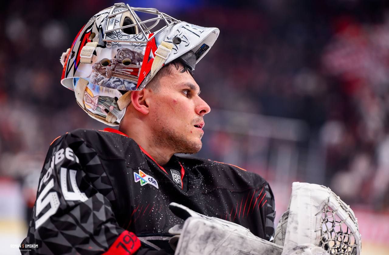 Сразу двое игроков Авангарда стали лучшими в рейтинге КХЛ По результатам 20 й недели регулярного чемпионата лучшим вратарем признан Никита Серебряков Наш голкипер провел одну игру на 0 и за два матча отразил 98 3 бросков Лучшим нападающим стал Майкл Маклауд который за три игры набрал 6 3 3 очков Напомним что после вчерашнего матча Авангард вновь поднялся на 2 ю строчку Восточной конференции и на данный момент ведет победную серию из 7 успешных игр Фото Роман Макарьев Омск путеводитель в MAX