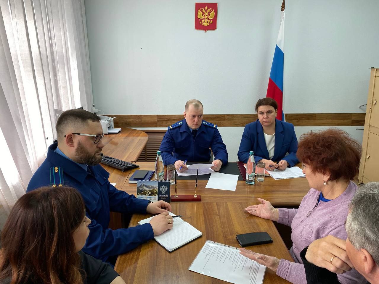 Помогать тем, кто встал на защиту Родины, – особая миссия и большая ответственность В рамках соглашения о сотрудничестве руководитель филиала фонда Наталья Таруц совместно с прокуратурой Магаданской области провели приемы граждан в муниципальных округах. Во время приемов были рассмотрены обращений, связанных с соблюдением прав участников СВО. Все поступившие обращения взяты в работу, а их исполнение поставлено на контроль. Гражданам со стороны прокуратуры оказана необходимая правовая помощь и даны разъяснения по интересующим их вопросам.