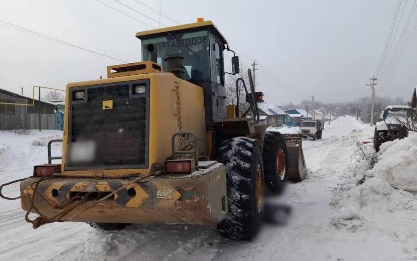 Осудят водителя погрузчика Водителя погрузчика осудят АО «Удмуртавтодорстрой» за гибель пенсионерки во время уборки снега. 66-летний мужчина не заметил женщину-пешехода, которая шла по обочине в деревне Лака-Тыжма Кизнерского района Фото: Госавтоинспекция Удмуртии #Ижевск #Удмуртия