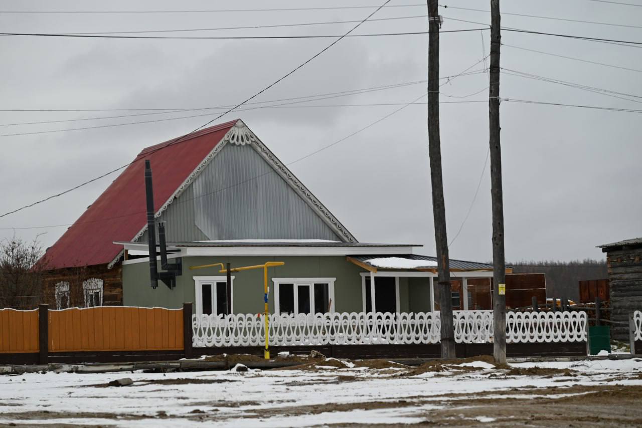 Жительница города Якутска рассказала об участии в программе социальной газификации В Якутии продолжается реализация программы социальной газификации Семья из столицы республики рассказала о том как успешно подключилась к голубому топливу в рамках программы социальной газификации Мы давно хотели перейти на газовое отопление и программа социальной газификации стала для нас идеальной возможностью Узнав из новостей о старте программы мы сразу подали заявку через офис АО Сахатранснефтегаз Специалисты на месте помогли быстро подготовить все документы рассказала Дарья Т По словам нашей героини с момента обращения до завершения подключения прошло совсем немного времени Теперь в их доме созданы комфортные условия Я очень рада что в нашей стране реализуются такие социальные программы Теперь в доме тепло и уютно мы освободились от постоянной зависимости от дров и угля Больше не нужно тратить много времени и средств на заготовку топлива появилась возможность проводить его в кругу семьи Я благодарю руководство АО Сахатранснефтегаз и Правительство республики за быстрое и оперативное подведение газа к нашему дому добавила Дарья Т Отметим что планомерная реализация программы социальной газификации проходит при координации регионального штаба под руководством Главы Якутии Айсена Сергеевича Николаева Кроме того в республике предусмотрена для льготных категорий система государственной поддержки в виде субсидий которые могут быть использованы при заключении комплексных договоров Комплексный договор на газификацию включает в себя полный спектр работ и услуг разработку проектной документации выполнение строительно монтажных работ и поставку необходимого газового оборудования Пресс служба АО Сахатранснефтегаз СТНГ Сахатранснефтегаз СоцГазЯкутия