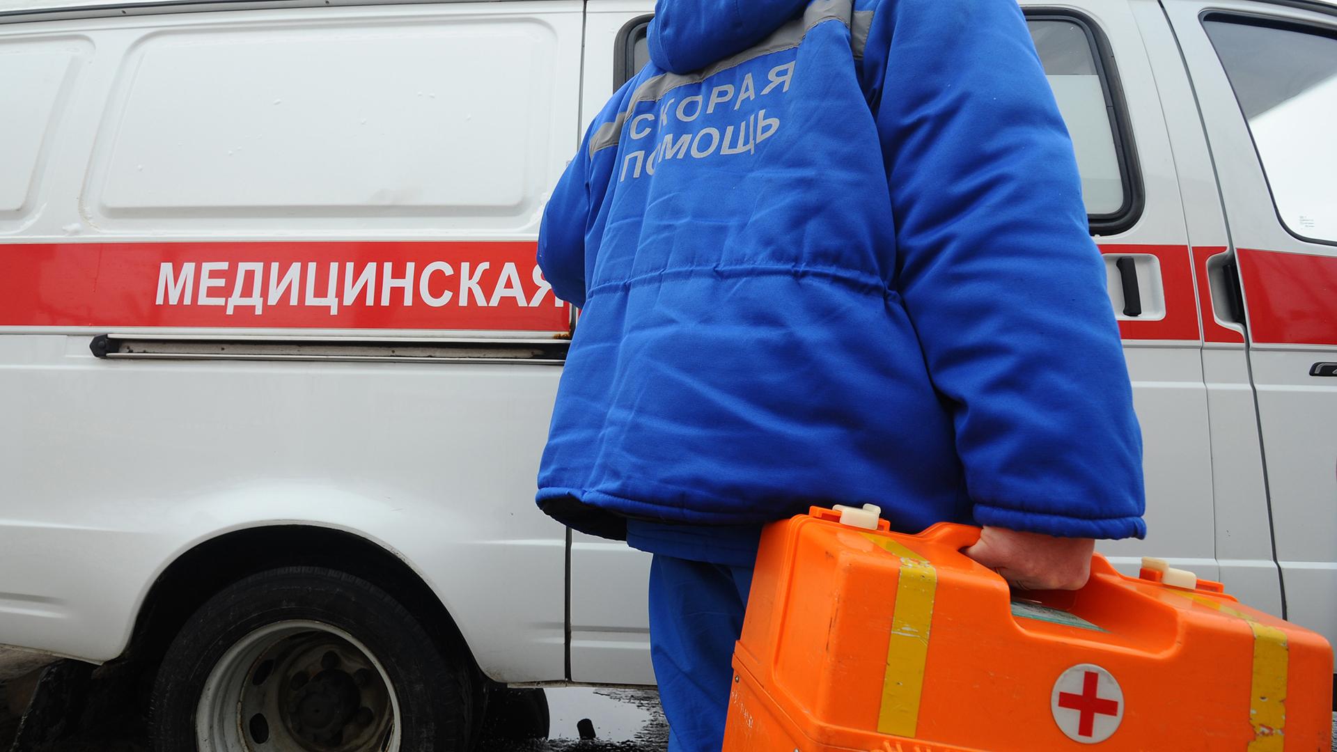 15-летний школьник в коме после купания в елизовском озере По предварительной информации, пятеро подростков 15-16 лет пришли к водоёму распивать алкоголь и купаться. В какой-то момент компания заметила исчезновение одного из друзей. Один из парней обнаружил его под водой и вытащил на берег без сознания. Как стало известно "ЧП Камчатка", к моменту прибытия медиков 15-летний парень уже впал в кому. Следственный отдел по Елизовскому району начал процессуальную проверку инцидента. Сейчас подросток находится в реанимации Елизовской больницы, где врачи делают всё возможное для его спасения. Состояние юноши оценивается как крайне тяжёлое.