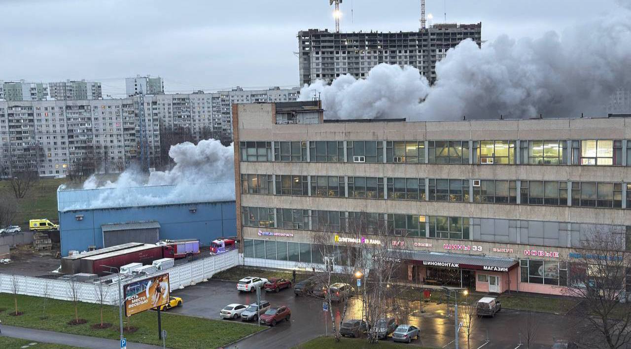 Площадь пожара на складе на Полярной улице составляет 600 кв м Предварительно на складе хранится косметика Пожарные продолжают тушкние информации о пострадавших не поступало Подписаться Прислать новость