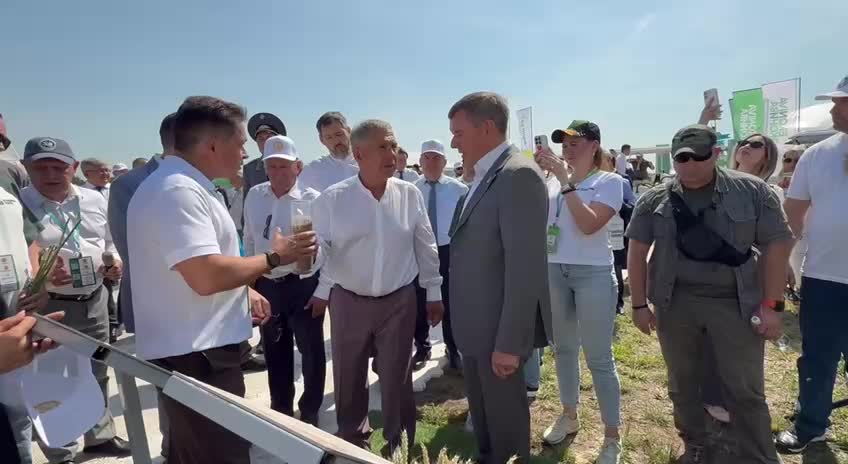 Рустам Минниханов открывает выставку «Агроволга 2025» и передает новые автомобили для АПК Татарстана