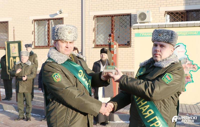 На погранзаставе «Каменный Лог» лидские пограничники торжественно передали «Эстафету Победы» Сморгонской пограничной группе  «Эстафета Победы» – международная акция, посвященная 80-летию Победы советского народа в Великой Отечественной войне, стартовала 2 февраля одновременно из белорусского Бреста и российского Мурманска. Дата старта была выбрана неслучайно, ведь именно 2 февраля 1943 года завершился разгром немецко-фашистских захватчиков под Сталинградом и было начато победоносное наступление Красной армии. Именно «Эстафетой Победы» открылся цикл мероприятий, проводимых по случаю 80-летия Великой Победы в органах пограничной службы Беларуси. На Гродненщине ее первой приняла Гродненская пограничная группа. Затем эстафета проследовала на территорию Лидского пограничного отряда. А спустя несколько дней лидские пограничники торжественно передали ее своим коллегам из Сморгонской пограничной группы.  Подробнее:    Сайт   Vk   Ok   Fb   Twitter