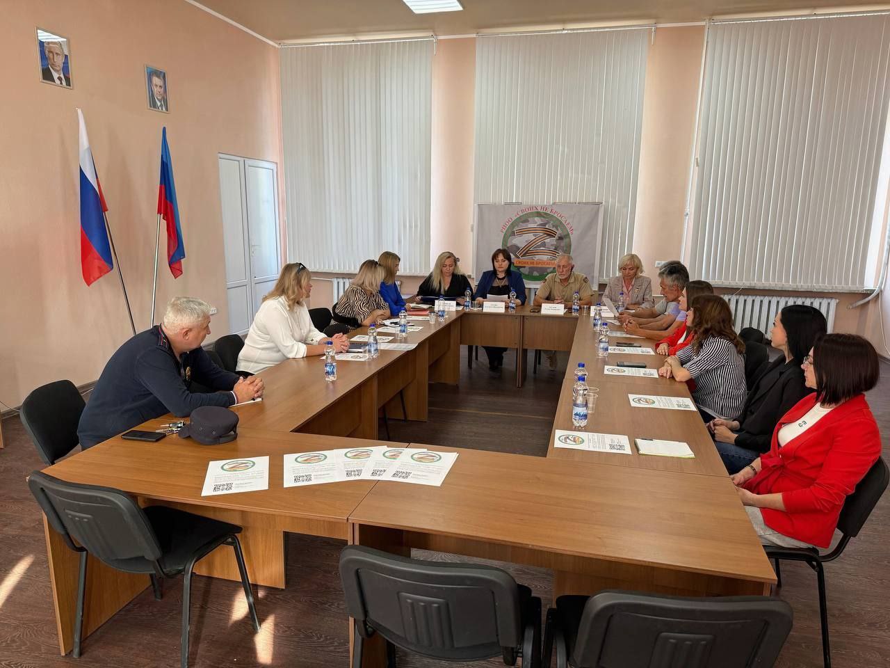 РАБОЧИЕ БУДНИ ДЕПУТАТА МАРКОВСКОГО ОКРУГА Депутат Марковского Совета от ПАРТИИ СПРАВЕДЛИВАЯ РОССИЯ ЗА ПРАВДУ в ЛНР Татьяна Гребинник приняла участие в рабочей встрече с представителями региональной патриотической общественной организации Своих не бросаем которые рассказали о своей деятельности Данная встреча была направлена на установление новых связей и укрепление взаимодействия в сферах патриотического воспитания и социальной поддержки Как рассказал Председатель общественной организации Резван Тегаев основная цель новой структуры поисковая работа направленная на выявление неизвестных воинских захоронений и останков установление имён погибших и пропавших без вести в ходе защиты Отечества и поиск их родственников По итогам встречи справедливоросс Татьяна Гребинник отметила Взаимодействие организации Своих не бросаем со всеми структурными подразделениями Марковского округа позволит шире работать в вопросе воспитания будущего патриота своей страны формирования у молодого поколения патриотических ценностей воспитания любви к Родине знания её истории уважительного отношения к прошлому и настоящему своей Родины Для воспитания будущих патриотов в лице современной молодежи необходимо сотрудничество школы семьи педагогов и самих детей Только помогая друг другу мы сможем достичь желаемой цели