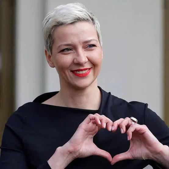 Марию Колесникову и лауреата Нобелевской премии мира Алеся Беляцкого освободили из тюрьмы Оппозиционный политик Мария Колесникова один из лидеров протестов в Беларуси Ее сестра Татьяна Хомич только что поговорила с ней по телефону По информации издания Зеркало Александр Лукашенко освободил 123 политзаключенных 12 13 декабря в Беларуси проходили переговоры Лукашенко со спецпредставителем США Джоном Коулом По итогам встречи американский политик заявил что США снимают санкции с беларусского калия Коул заявил что по мере нормализации отношений между двумя странами все больше санкций будет сниматься В 2021 году Колесникову приговорили к 11 годам тюрьмы по обвинению в попытке госпереворота