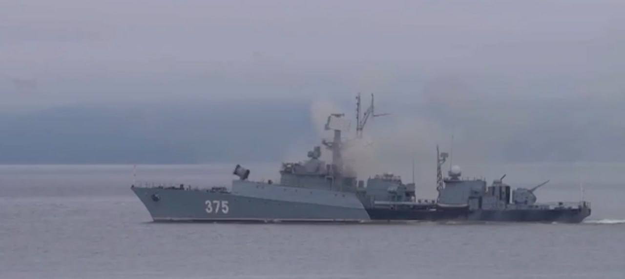 Парад кораблей на день ВМФ во Владивостоке отменили, концерт оставили В 2025 году День Военно-морского флота, который традиционно отмечают в последнее воскресенье июля, во Владивостоке пройдёт без парада кораблей, салюта и торжеств на водной станции. Об этом сообщила пресс-служба Тихоокеанского флота. Праздник состоится в изменённом формате: в программе — возложение венков и большой концерт с участием творческих коллективов ТОФ. Концерт пройдёт 27 июля в Спортивной гавани Владивостока с 15:00 до 22:00.