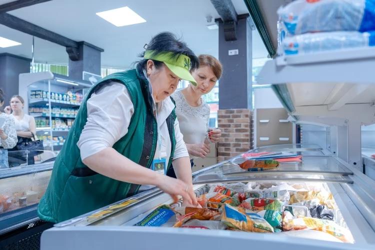 Продуктовая корзина на Кубани за год подорожала почти на 15% Неприятной статистикой делится Южное ГУ Банка России. По данным финансовой организации, за последний год продуктовая корзина на Кубани подорожала на 14,6 %. А в сравнении с февралем этого года — на 1,3%. Выросли в цене и услуги. С марты прошлого года подорожание составило 12,2%, а с февралем текущего — 1,4%. А вот непродовольственные товары в цене практически не изменились: плюс 5,1% за год. А за месяц они прибавили всего 0,1%. По словам начальника Южного ГУ Банка России Евгения Эберенца, их более чувствительна к экономическим изменениям. Это связано с тем, что автомобили или крупную бытовую технику часто покупают в кредит. При этом в ЦБ отметили, что важно поддерживать высокие ставки. Предполагается, что благодаря им можно вернуть инфляцию на уровень 4% в следующем году. Отправить новость Подписаться