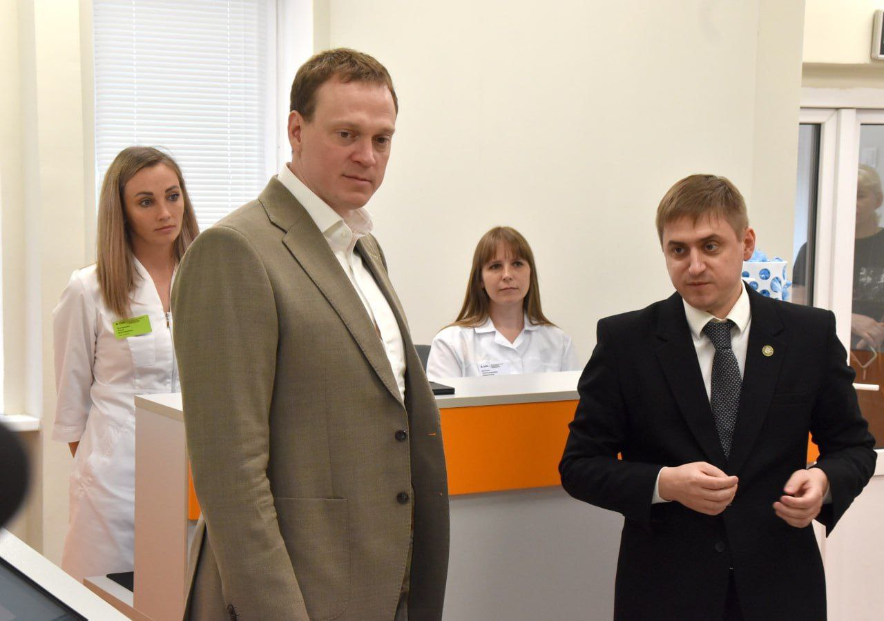 Открыли новую детскую стоматологическую поликлинику в Рязани Более 52 тысяч юных пациентов из Дашково-Песочни и других районов прикреплены к новой поликлинике и теперь могут лечить зубы в современных и комфортных условиях. Привели в порядок здание, закупили современное оборудование и мебель. Также в этом году приобретём аппарат для компьютерной томографии. Поликлиника находится по адресу: ул. Советской Армии, д. 18. Обратил внимание на прилегающую территорию. Поручил привести в порядок сквер напротив поликлиники, организовать парковку для пациентов, пешеходный переход и освещение. Всё это надо сделать в этом году. Продолжаем обновлять стоматологическую службу. Уже обновили 100 зубных кабинетов в медучреждениях по всему региону, до конца года заменим ещё 24. Новые стоматологические установки включают модули врача и ассистента, удобные кресла и диодные светильники.