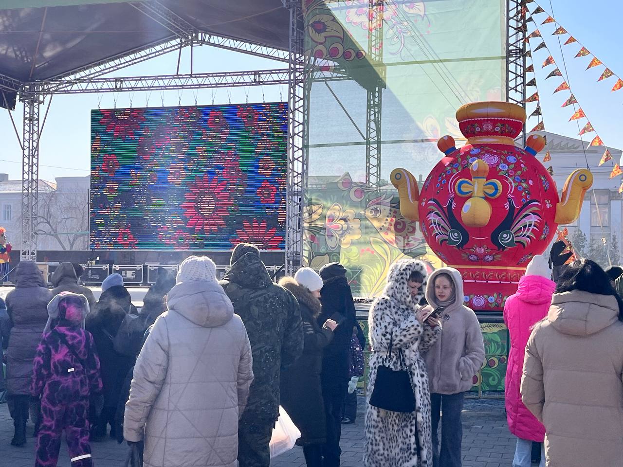 Масленичные гуляния начались на площади Ленина в Чите  Здесь можно узнать о русском быте в избе, поиграть со скоморохами в народные игры, посмотреть на местных силачей, которые могут поднять с земли огромное бревно или металлический молот.   А если проголодаетесь, то вас ждут горячие блины, плов, шашлык, буузы и чай. Рядом проходит ярмарка мастеров, где можно купить сувениры близким.