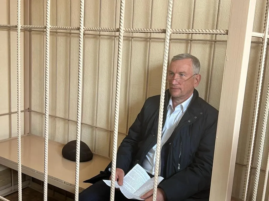 Октябрьский районный суд Новосибирска наложил арест на имущество главы группы компаний Дискус Алексея Джулая и связанных с ним структур на общую сумму свыше 594 миллионов рублей Решение принято в рамках уголовного дела о мошенничестве при возведении многоквартирных домов и легализации полученных средств Следствие утверждает что предприниматель привлек ресурсы членов жилищно строительных кооперативов однако взятые обязательства не исполнил оставив объекты незавершенными По материалам обвинения с марта 2019 года по декабрь 2023 Алексей Джулай направлял средства пайщиков на цели напрямую не связанные со строительством конкретных домов в микрорайонах Плющихинский и Просторный Речь идет о переводе денег в виде займов расчетах с другими объектами перечислениях на личные счета и счета аффилированных организаций деятельность которых не касалась возведения жилья Ущерб оценивается более чем в 1 2 миллиада рублей Пострадавшими признаны свыше 800 человек Тысячи семей доверивших свои накопления крупному региональному застройщику столкнулись с долгостроем и необходимостью отстаивать интересы в суде Многие из них вложили значительные суммы в надежде на новое жилье однако вместо готовых квартир получили судебные тяжбы и неопределенность Хотя часть домов в итоге ввели в эксплуатацию два крупных объекта в Плющихинском массиве продолжают оставаться источником конфликта Сам Джулай вину не признает и ссылается на объективные трудности проблемы с земельными участками расположенными в сложных условиях задержки с подключением коммуникаций значительные списания средств за аренду и удорожание материалов По его словам компания вложила дополнительные ресурсы в инженерную инфраструктуру а многие пайщики готовы продлить сроки Тем не менее следствие настаивает на фактах нецелевого расходования Судебный процесс продолжается Между тем арест активов может осложнить ход работ а полное возмещение ущерба в таких объемах требует времени и тщательного контроля