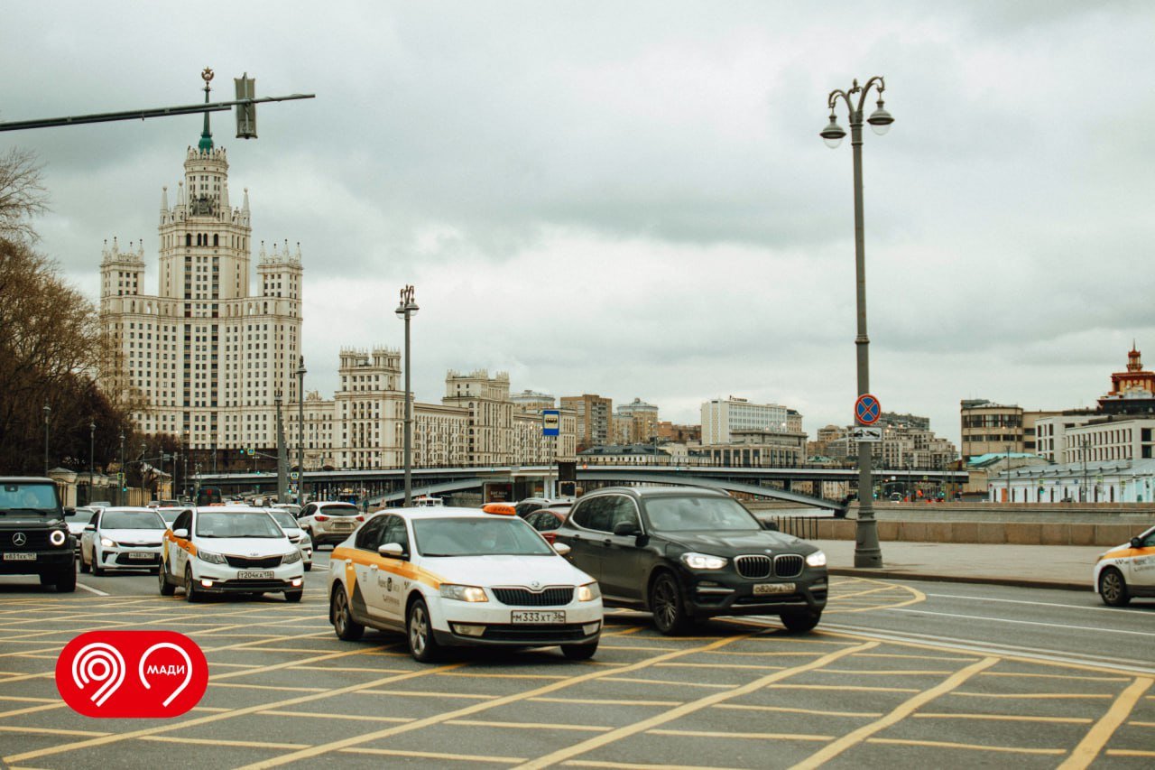 Набережные — место для вашего отдыха, а не для парковки авто. Водители, не оставляйте там машины под запрещающими знаками и на тротуарах, они мешают пешеходам и могут привести к аварии.  Почти 65 тыс. случаев остановки и стоянки авто на набережных столицы выявила МАДИ с начала этого года. Все нарушители получили штрафы — 3 тыс. руб.  «Неправильная парковка на набережных мешает прогулкам и провоцирует аварийные ситуации. Инспекторы МАДИ круглосуточно выявляют случаи остановки и стоянки авто в зоне действия запрещающих знаков. Если водителя нет на месте, машину могут переместить на спецстоянку. Мы делаем все, чтобы городская среда становилась комфортнее и безопаснее. Такую задачу поставил Мэр Москвы Сергей Собянин», — рассказал Максим Ликсутов.    Дептранс Москвы