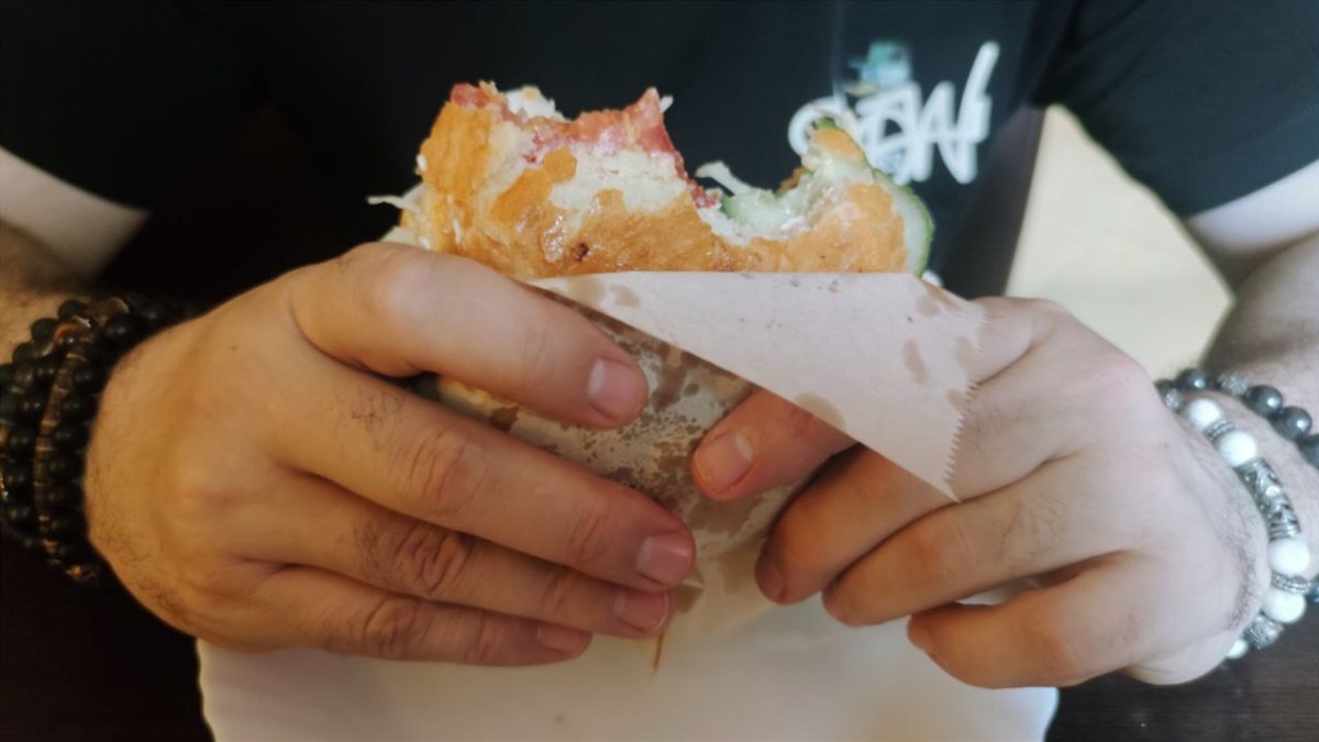 В самарских школах могут появиться автоматы со здоровыми снеками Депутаты Госдумы предлагают законодательно разрешить установку вендинговых автоматов торгующих исключительно здоровыми продуктами на территории образовательных учреждений Действующие санитарные правила ГОСТы и рекомендации ведомства содержат противоречивые формулировки относительно ассортимента и самого факта размещения торговых автоматов в школах Авторы инициативы полагают что чёткое законодательное регулирование этого вопроса позволит устранить разночтения Дети смогут удовлетворить потребность в еде и питье не покидая здание школы где их выбор обычно ограничен и не отправляясь в ближайшие магазины за газировкой и шоколадными батончиками ГТРК Самара MAX lВК lОК lСАЙТ