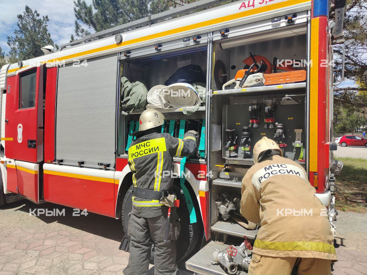 Скопление пожарных у центральной городской больницы Армянска оказалось учениями По легенде учений, в результате короткого замыкания электроприбора возле окна палаты № 7 на пятом этаже главного здания больницы произошло возгорание. В результате огонь распространился на соседние помещения, возникло плотное задымление. После неудачной самостоятельной попытки ликвидировать горение, персонал больницы вызвал пожарных. В учениях задействовано 39 человек личного состава и 12 единиц техники. Крым 24