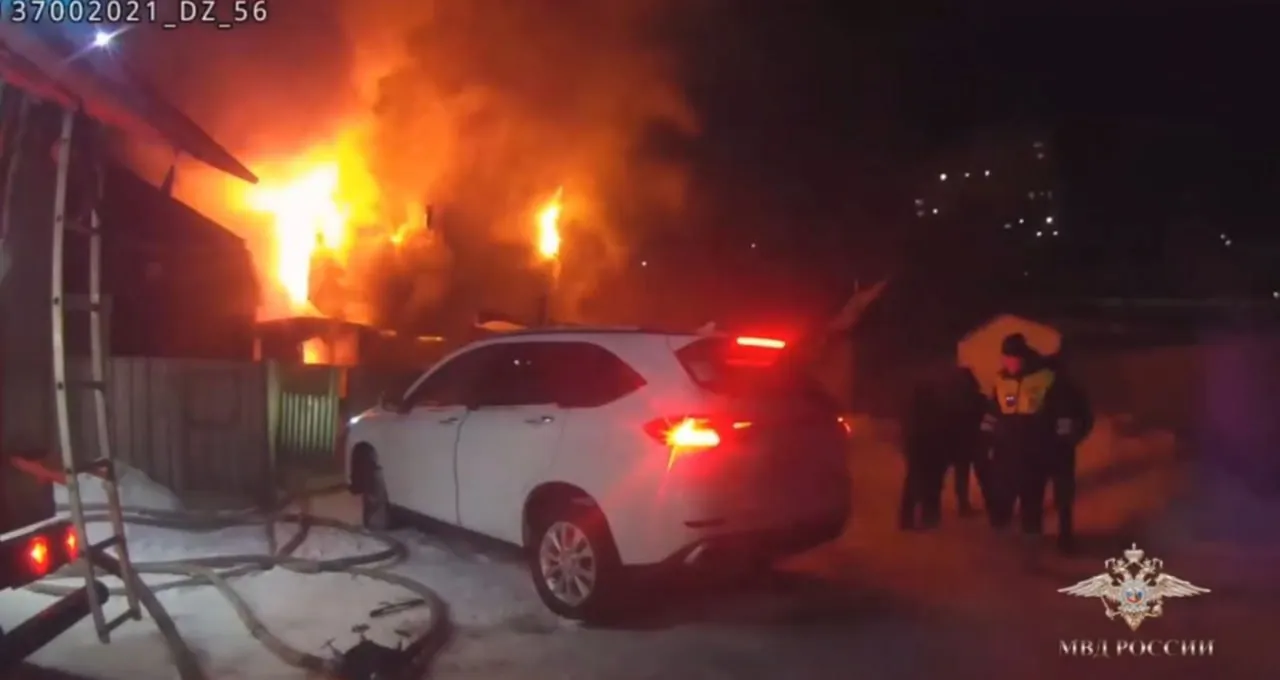 Во время пожара оказали помощь мужчине и его домашним питомцам автоинспекторы в Кемеровской области Возгорание в частном секторе инспекторы ДПС заметили в ходе патрулирования в Новокузнецке Горела крыша одного из домов и находящаяся рядом баня Хозяин дома даже не подозревал о пожаре Чем закончилась история читайте в нашем канале в МАХ