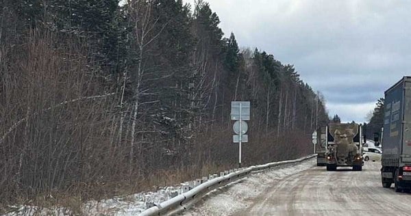 На перевале Пыхта в Бурятии, где с утра идёт сильный снег, произошло ДТП – столкнулись лесовоз и легковой автомобиль.  Как сообщает «Прибайкалье-инфо.24/7», движение на перевале сейчас затруднено – там перекрыли одну полосу