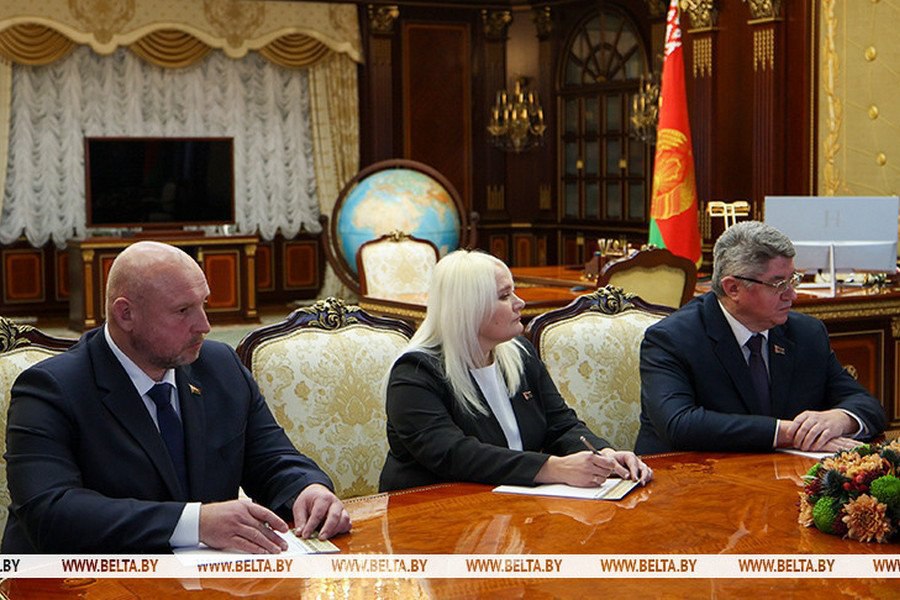 Александр Лукашенко согласовал назначение трёх новых председателей исполкомов и зампреда в Могилёвской области Президент Беларуси Александр Лукашенко согласовал назначение трех новых председателей исполкомов и заместителя председателя Могилевского облисполкома Подпишитесь на Гомельские ведомости