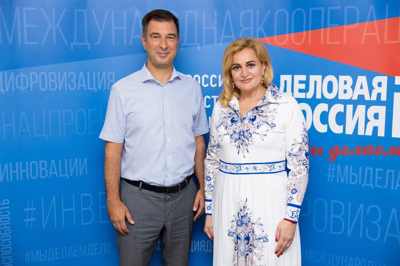 ГУУ расширяет сотрудничество с "Деловой Россией" Ректор ГУУ Владимир Строев и проректор Дмитрий Брюханов провели рабочую встречу с заместителем председателя, руководителем исполнительного комитета Общероссийской общественной организации «Деловая России» Нонной Каграманян. В центре внимания — развитие предпринимательских компетенций студентов, запуск совместных программ МВА, привлечение бизнес-экспертов и создание актуальных образовательных продуктов, соответствующих запросам рынка. На базе Высшей школы бизнеса и технологий уже работает базовая кафедра «Деловой России» — именно она координирует совместные проекты и обеспечивает поддержку в сфере бизнес-образования и управления. "Деловая Россия" — это более 10 000 предпринимателей, 4,5 млн сотрудников и 10+ трлн рублей годового оборота. Вдохновляющее партнёрство для будущих лидеров бизнеса! Полную статью читайте на нашем сайте!
