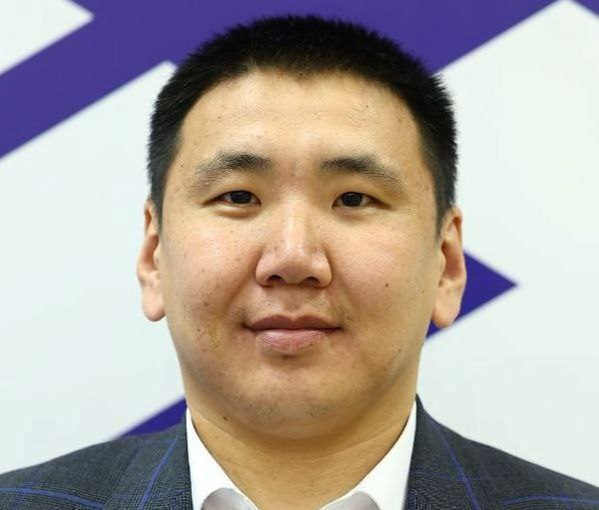 Участник СВО стал замдиректора школы в Бурятии В школе села Поселье новым заместителем директора по воспитательной работе назначен Сергей Халтубаев Он выпускник президентской программы Муравьев Амурский 2030 участник СВО и отец пятерых детей В правительстве республики считают что его боевой и жизненный опыт станет сильным примером для учеников Министр образования Бурятии отметил что статус многодетного отца делает вопросы воспитания для Халтубаева лично важными Сам новый замдиректора заявил что будет совмещать в своей работе опыт военного управленца и родителя Подробности на нашем сайте