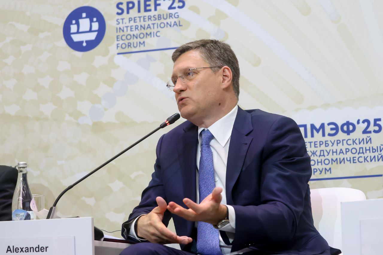 Новак призвал нефтяной рынок соблюдать спокойствие Вице-премьер России Александр Новак назвал негативные публичные прогнозы об эскалации конфликтов одним из ключевых факторов дестабилизации энергетических рынков. Об этом он заявил на Петербургском международном экономическом форуме в ходе сессии «Мировой рынок ТЭК в поисках баланса между интересами производителей и потребителей», модератором которой выступил президент Ассоциации «Глобальная энергия» Сергей Брилев. «Сегодня главное — не пугать рынок заявлениями и прогнозами. Любые потрясения формируют «черные дыры», усиливают волатильность на рынке нефти, что не способствует ни инвестиционной активности, ни усилиям по достижению баланса», — отметил Новак. В кулуарах форума он также провел переговоры с министром энергетики Саудовской Аравии Абдулазизом бен Салманом и генеральным секретарем ОПЕК Хайсамом Аль Гайсом. По словам Новака, стороны обсудили ситуацию на Ближнем Востоке и согласились с необходимостью сохранять спокойствие, следовать ранее принятым решениям и продолжать постепенное наращивание добычи, а также увеличение поставок нефти на фоне ожидаемого роста летнего спроса.