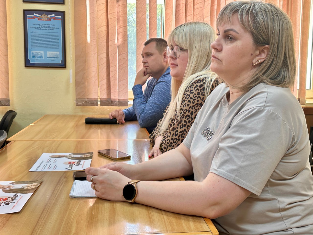 В Новороссийске сотрудники полиции обсудили с представителями банковских учреждений вопросы защиты граждан от мошенников Профилактика кибермошенничества и повсеместное информирование клиентов банков о правилах финансовой грамотности стали темой обсуждения состоявшейся совместной встречи, в которой приняли участие новороссийские полицейские и представители банковской сферы. Начальник полиции Управления МВД России по городу Новороссийску Александр Великий вынес на обсуждение актуальные вопросы предупреждения ИТТ-преступлений, довел статистические данные и обратил внимание на важность объединения усилий в борьбе с подобными преступлениями. Выслушав присутствующих, Александр Викторович поблагодарил руководителей и сотрудников местных банков за факты пресечения действий мошенников, когда обманутые жители были близки к оформлению займов и снятию сбережений со своих счетов. Представители банков поделились информацией о том, что предупреждают клиентов о мошеннических схемах, обращают внимание на психологическое состояние граждан и незамедлительно сообщают в полицию о подозрительных случаях. Полицейские проинформировали сотрудников финансовых организаций о росте преступлений, связанных с использованием телекоммуникационных технологий. С начала года по вине мошенников жители города-героя лишились более 270 миллионов рублей. В завершении встречи полицейские призвали специалистов банковской сферы сохранять бдительность и неравнодушие, чтобы вовремя выявить клиента, находящегося под воздействием телефонных аферистов, а также не забывать о профилактической работе и в своих офисах. Пресс-служба Управления МВД РФ по городу-герою Новороссийску