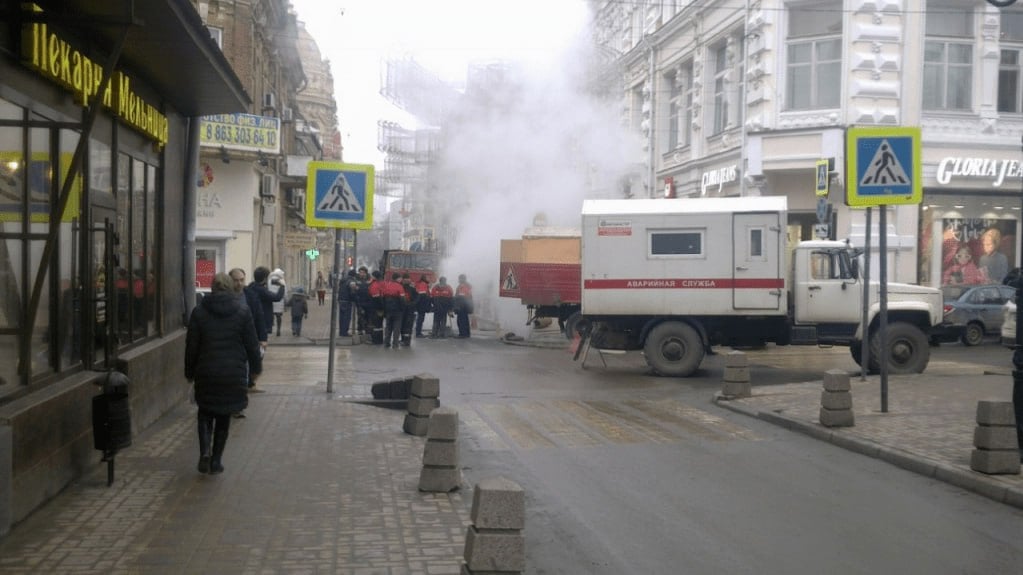 В Ростовской области пеня за долги по ЖКХ взлетела вдвое.  С нового года жителям Ростовской области придётся платить больше, если они задерживают оплату коммуналки.   Теперь размер пени вырос в 2,2 раза. В МинЖКХ объяснили, что всё дело в росте ключевой ставки Центробанка.  Раньше пеня рассчитывалась по ставке 9,5%, которая держалась с начала 2022 года.   Но времена изменились, и ключевая ставка выросла до 21%.   Теперь за просрочку даже на пару дней можно влететь в копеечку.  Между тем возникает вопрос: когда за повышение штрафов начнут повышать и качество коммунальных услуг?   Пока что жители области часто жалуются на холодные батареи, перебои с водой и скачущие тарифы.  А как вы относитесь к такому нововведению? Делитесь мнениями.