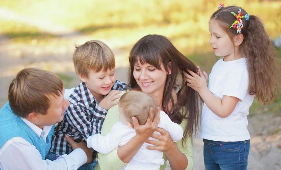 В Госдуме предложили выплачивать многодетному родителю в декрете до 100 зарплаты Это будет прогрессивная система оплачиваемого отпуска по уходу за ребенком при рождении третьего ребенка отпуск до достижения ребенком возраста 3 5 года с выплатой 80 среднего заработка при рождении четвертого ребенка отпуск до 4 5 года с выплатой 90 заработка при рождении пятого и последующих детей отпуск до 5 5 года с выплатой 100 среднего заработка Также в Думе считают что отпуск должен предоставляться любому из родителей с возможностью разделения между ними и предусматривать право на частичную занятость и гибкий график без утраты права на выплату fatcat18