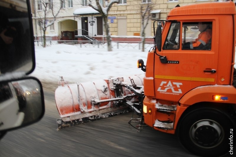 Роман Маслов сообщил об обработке дорог в Череповце реагентами Три машины Спецавтотранса обрабатывали дороги хлоридами девять песко соляной смесью Работы шли с 20 часов до 5 30   cherinfo ru news 143326 roman maslov soobsil ob obrabotke dorog v cerepovce reagentami